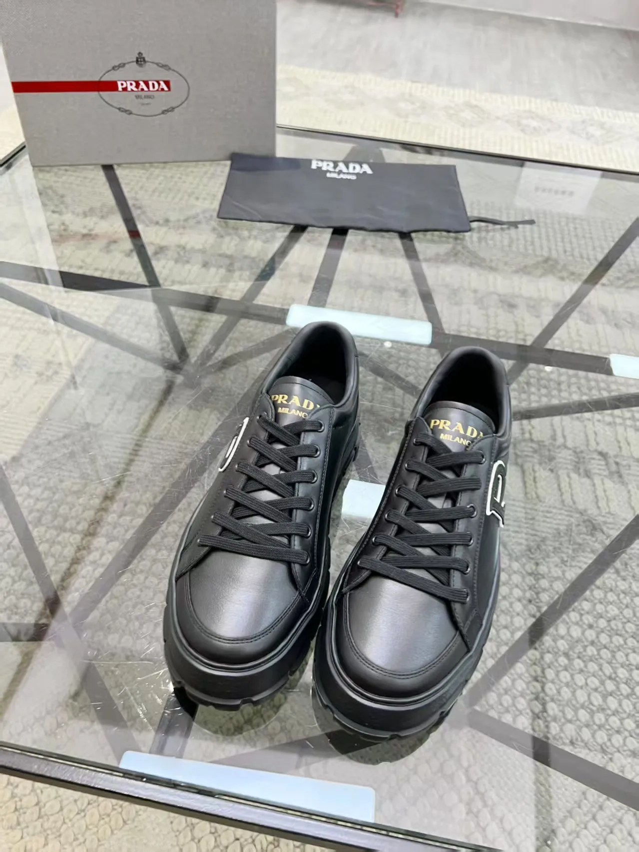 Men's Men's Shoes 💰440 [New Style] 🎍🎍Prada Prada's new men's leather sneakers, the highest version on the market, any comparison is welcome🆚! The original leather has excellent texture and is super high-end! Fetal sheep net lining imported from Italy, removable pad! Luxurious materials and fine workmanship, highly recommended! Code: 38-44 (45 can be customized